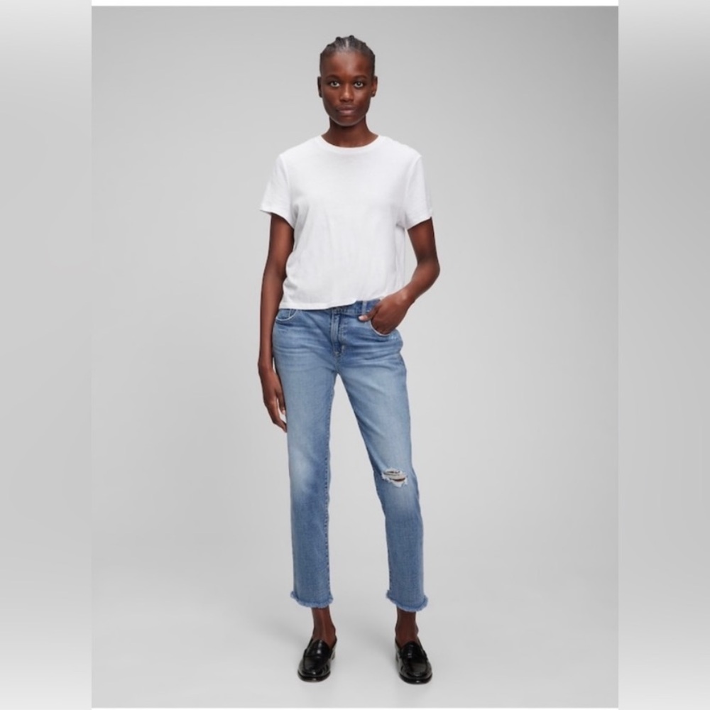 NWOT Gap Distressed Midrise Girlfriend Jean Size 30